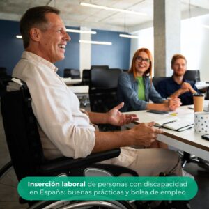 Persona con discapacidad trabajando en oficina accesible