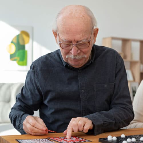 rpm-senior-jugando-mesa
